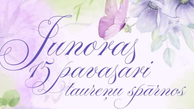 Maigi, pasteļtoņos veidots pasākuma plakāts ar ziedu un tauriņu motīviem. Fons ir gaiši violets ar zaļganiem un rozīgiem akvareļa toņiem. Apkārt izvietoti ziedi un vairāki violeti tauriņi, kas rada vieglu, pavasarīgu noskaņu.  Centrā lieliem, dekoratīviem burtiem rakstīts “Junoras 15 pavasarī Taureņu spārnos”. Zemāk norādīta norises vieta – Rugāju Tautas nams, datums – 9. maijs, un laiks – plkst. 18:00.  Apakšdaļā teksts vēsta, ka piedalās sadraudzības kolektīvi.