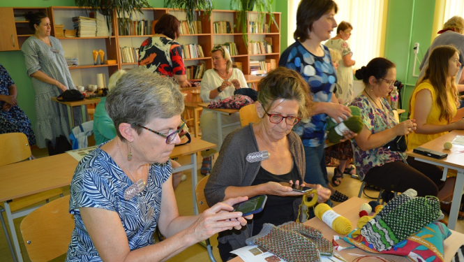 Adīšanas semināra dalībnieces iepazīst Balvu novada adītāju cimdu rakstus