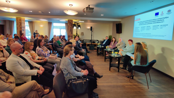 Telpa piepildīta ar cilvēkiem, kuri klātesošie semināra norisē