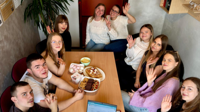 Balvu novada jauniešu domes jaunajās darba telpās jaunieši sēž apkārt darba galdam