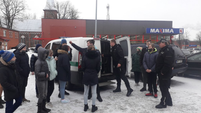 Stacijas pamatskolas skolēni iepazīst savas pašvaldības iestādes