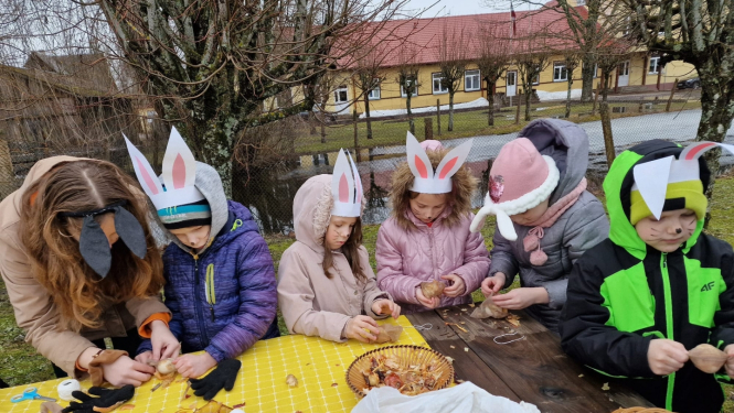 Stacijas pamatskolas skolēni svinēja Lieldienas un mācījās latviskās tradīcijas