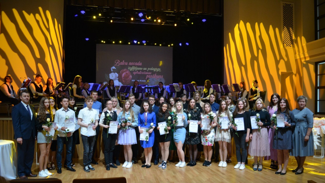 Mācību gada izskaņā apbalvo Balvu novada izglītības iestāžu skolēnus un pedagogus