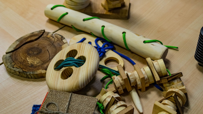 Daudzfunkcionālā sociālo pakalpojumu centra klienti izveidojuši spēļu komplektus un dāvina tos Ziemassvētkos