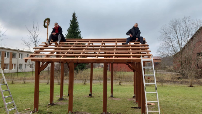 Balvu profesionālās un vispārizglītojošās vidusskola audzēkņi veido āra terasi