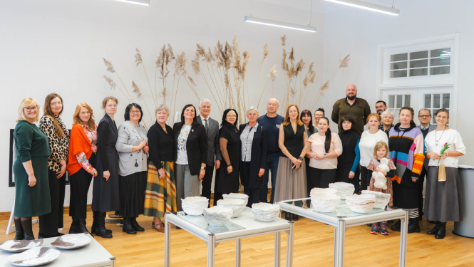 Klātesošie darbu izstādes ''Ceļojums'' atklāšanā