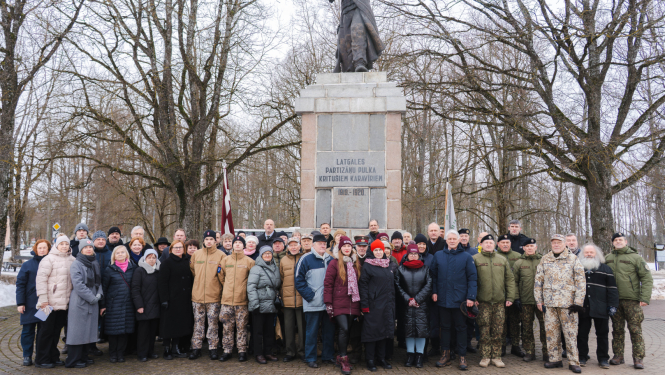 Klātesošie piemiņas brīdī pie pieminekļa Latgales partizānu pulka kritušajiem karavīriem
