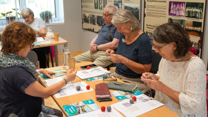 Semināra “Adīsim Latgalē” dalībnieces iepazīst Ziemeļlatgales cimdu rakstus