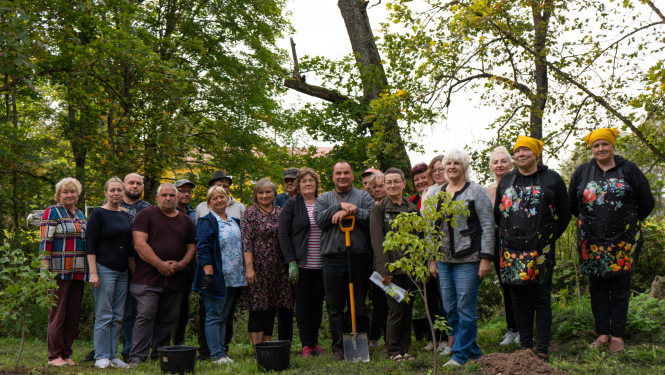 Ar košumkrūmiem papildināts Baltinavas muižas parks