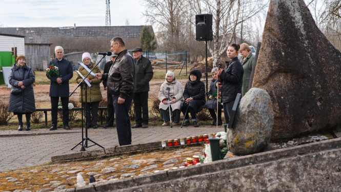 Piemiņas brīdis pie piemiņas akmens komunistiskā režīma upuriem Balvu stacijā