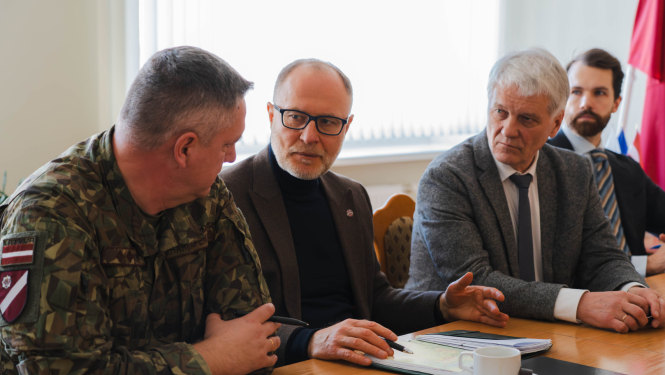 Pie galda sēž aizsardzības ministrs Andris Sprūds un Balvu novada pašvaldības domes priekšsēdētājs Jānis Trupovnieks 