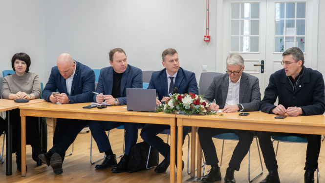 Apvienotā sēdes klātesošie Balvu muižā