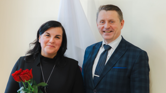 Balvu Centrālās bibliotēkas vadītāja Ruta Suseja kopā ar Balvu novada pašvaldības domes priekšsēdētāju Sergeju Maksimovu