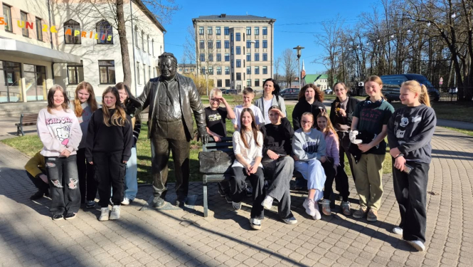 Balvu Mākslas skolas 5. klases kolektīvs Latgalē