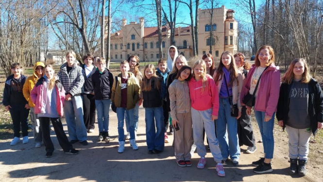 Balvu Mākslas skolas 4. klašu audzēkņi pie Preiļu pils