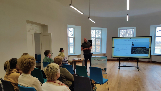 Balvu muižā klātesošie klausās pašvaldības speciālista stāstījumā par aktuālo pašvaldībā