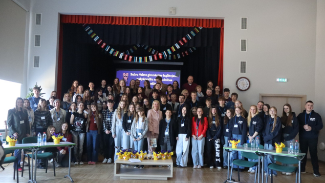 Kopbilde ar izglītojamo pašpārvalžu dalībniekiem un pasākuma dalībniekiem