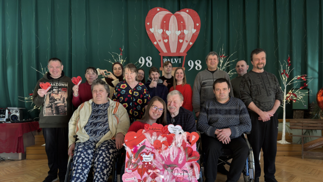  Eiropas Solidaritātes korpusa brīvprātīgie kopā ar pansionāta ''Balvi'' iemītniekiem