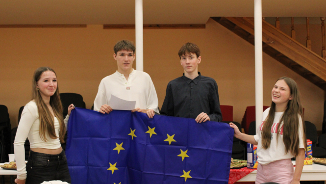 Jaunieši rokās ar Eiropas Savienības karogu