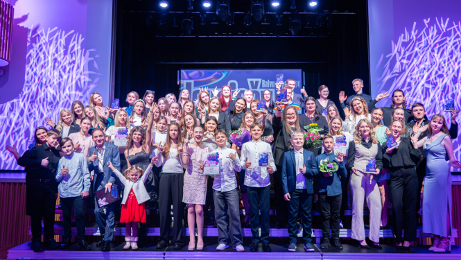 Balvu novada jauniešu gada balvu saņēmēji un nominanti kopbildē