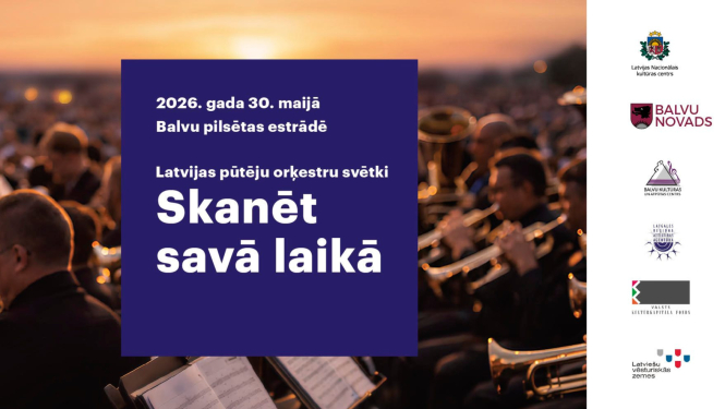 Fonā ir silts, saulrieta apgaismots skats ar lielu pūtēju orķestri brīvā dabā. Redzami daudzi mūziķi ar pūšamajiem instrumentiem (trompetēm, tromboniem u.c.), kas sēž rindās un muzicē. Gaisma ir zeltaina, rada svinīgu un mierīgu noskaņu.  Attēla centrā ir liels tumši zils taisnstūris ar baltu tekstu latviešu valodā. Tajā rakstīts: Latvijas pūtēju orķestru svētki