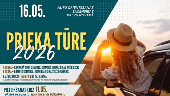 Krāsains plakāts par auto orientēšanās sacensībām “Prieka tūre 2026”, kas notiks 16. maijā Balvu novadā.  Kreisajā pusē uz tumši zaļa fona ir lieliem burtiem rakstīts pasākuma nosaukums, datums un informācija par dalību, pieteikšanos līdz 11. maijam un kontaktiem.  Labajā pusē redzama vasarīga fotogrāfija: meitene ar salmu cepuri izliekusies pa automašīnas logu un raugās saulrietā, radot brīvības un piedzīvojuma noskaņu.