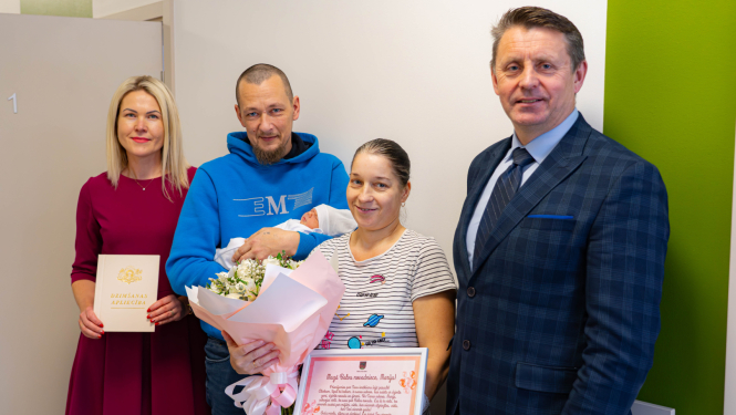 Balvu novada pašvaldības domes priekšsēdētājs un Dzimtsarakstu nodaļas vadītāja sveic pirmo novada dzimušo mazuli un viņa ģimeni