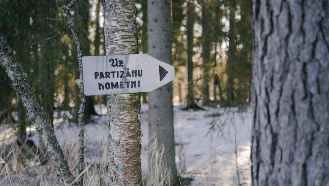 Norāde uz partizānu nometni Stompaku purvā