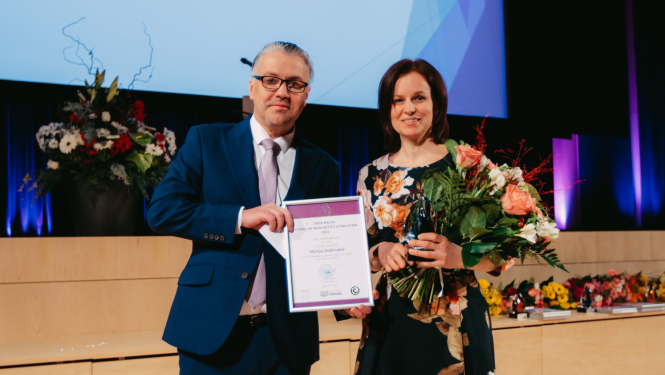 Marija Duļbinska saņem balvu konkursā "Gada balva cilvēku ar invaliditāti atbalstam 2022"