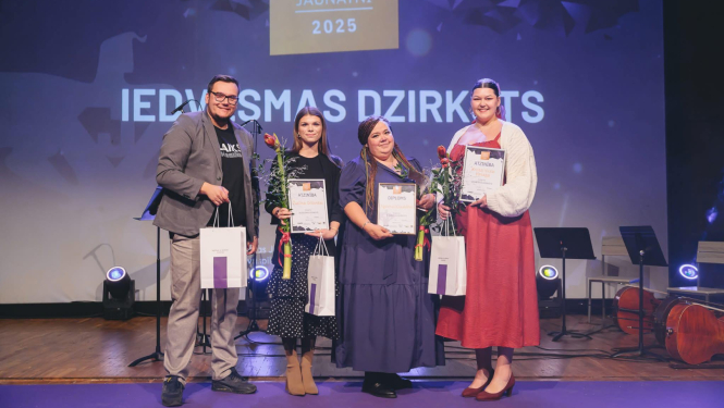 Žaklīna Orlovska kopā ar citiem Atzinības raksta saņēmējiem