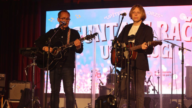 Upītē dzied daudzbalsīgi