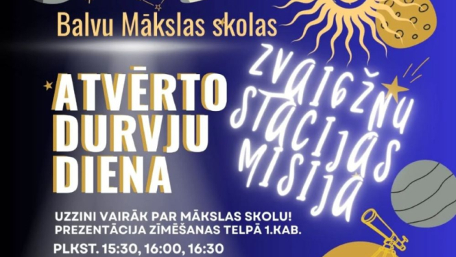 Krāsains plakāts tumši zilā kosmosa tematikā ar planētām, sauli, raķeti un zvaigznēm. Tas reklamē Balvu Mākslas skolas Atvērto durvju dienu “Zvaigžņu stacijā Misijā” 2026. gada 6. maijā no 15:00 līdz 17:00. Apakšā liela gaiša planēta ar staciju nosaukumiem.