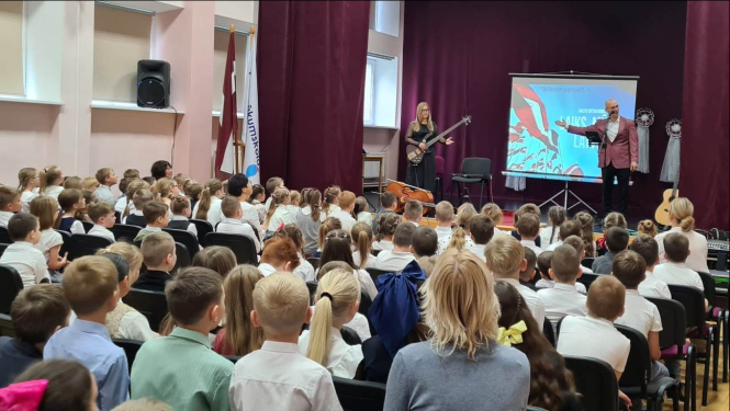Balvu sākumskolas skolēniem mākslinieki Arta Abaroniņa un Mikus Abaroniņš sniedz koncertu