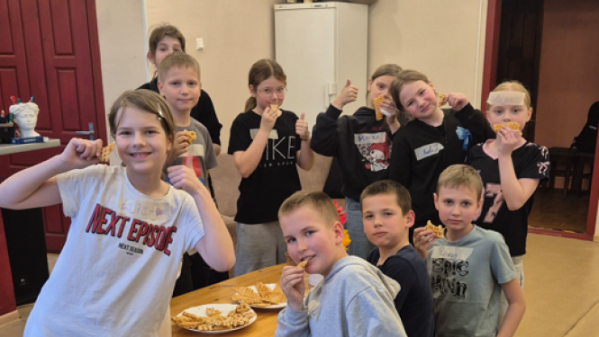 Bērni apkārt galdam Balvu novada Bērnu un jauniešu centra telpās