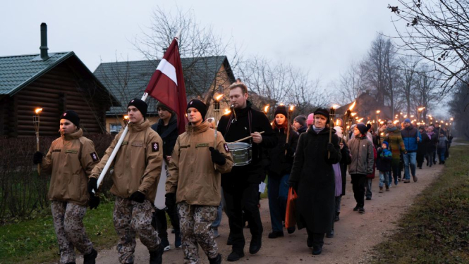 Iedzīvotāji Baltinavā vienojās Lāčplēša dienas lāpu gājienā
