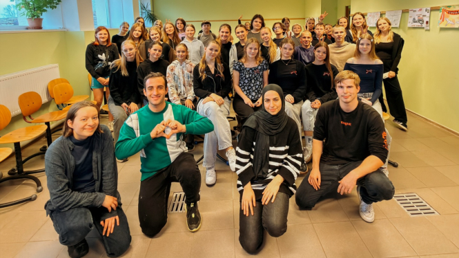 Brīvprātīgie kopā ar jauniešiem no Rekavas vidusskolas