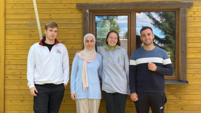 Brīvprātīgā darba veicēji Balvu novadā pie Latvijas karoga