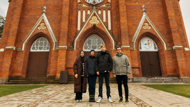 Balvu novada brīvprātīgie jaunieši pie Viļakas Vissvētās Jēzus Sirds Romas katoļu baznīcas