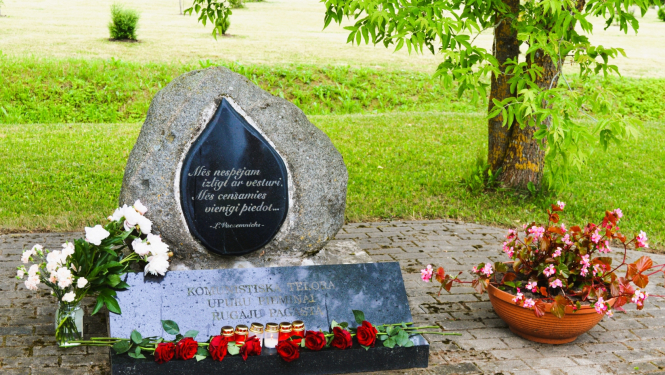 “Es sapni par dzimteni pagalvī likšu…” – pieminot 1941.gada komunistiskā genocīda upurus