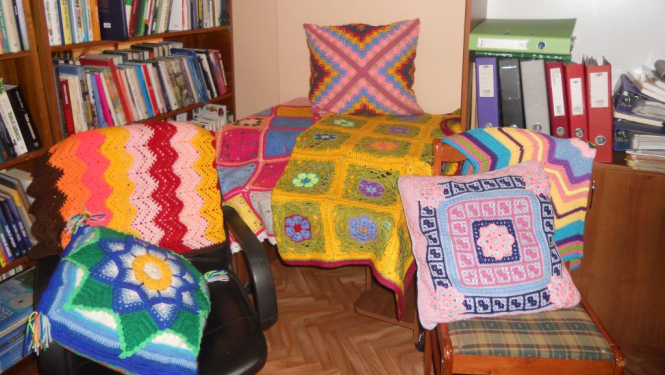 Vecumu bibliotēkā skatāma Ženijas Kaļānes rokdarbu izstāde 