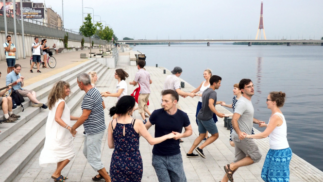 Pasniegs apliecinājumus par nemateriālā kultūras mantojuma vērtības iekļaušanu Latvijas Nacionālajā nemateriālā kultūras mantojuma sarakstā