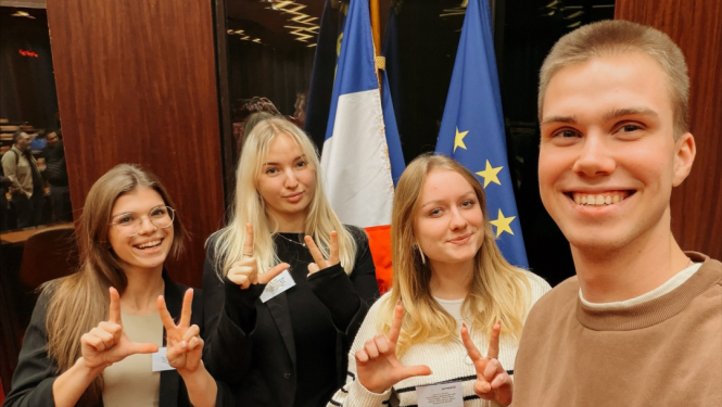 Jaunatnes lietu speciāliste Žaklīna Orlovska un jauniešiem Dižonā