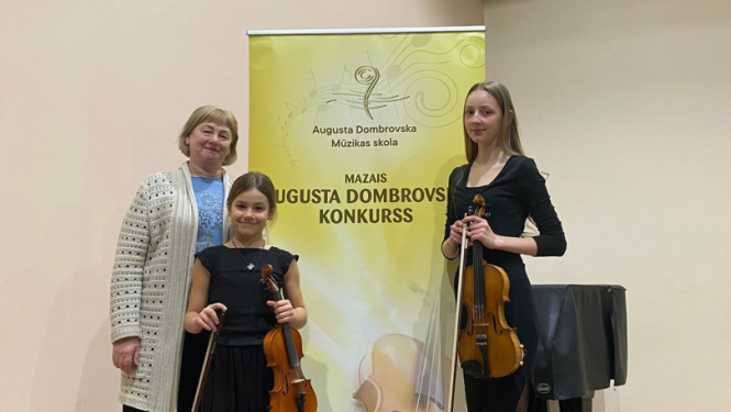 Vijolnieku konkursa dalībnieces kopā ar pasniedzēju
