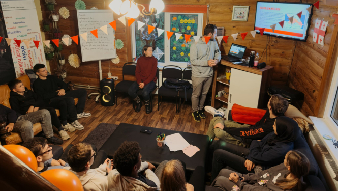 Klātesošie dalībnieki Gruzijas kultūras vakarā 