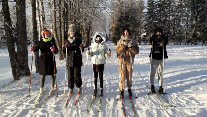 Stacijas pamatskolas audzēkņi slēpo