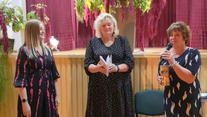 No kreisās: dzejniece Daiga Kalinka un muzikante Vita Poiša no Gulbenes.