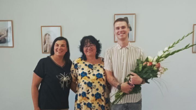 Svinīgi atklāta Kaspara Babāna fotoizstāde “Āda kā ziedlapa”