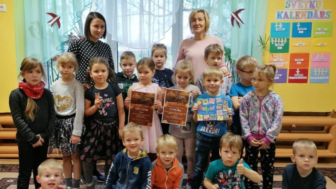 Tilžas pamatskolas pirmsskolas izglītības grupa Tilžā - kopbilde ar atzinības rakstiem