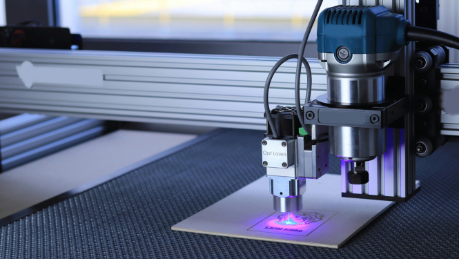 Lāzergravēšanas iekārta darba procesā