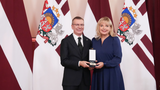 Balvu Mūzikas skolas un Tilžas pamatskolas mūzikas pedagoģe un koru diriģente Linda Vītola kopā ar Valsts prezidentu Edgaru Rinkēviču